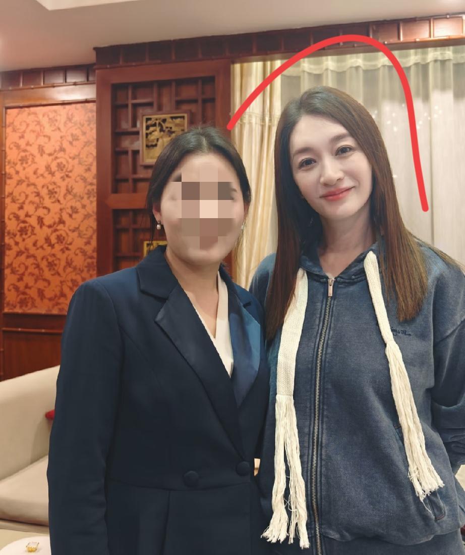 好激动啊！家人们，谁懂？偶遇女明星，被她的美貌给震撼到了！怎么会有女人50岁了还