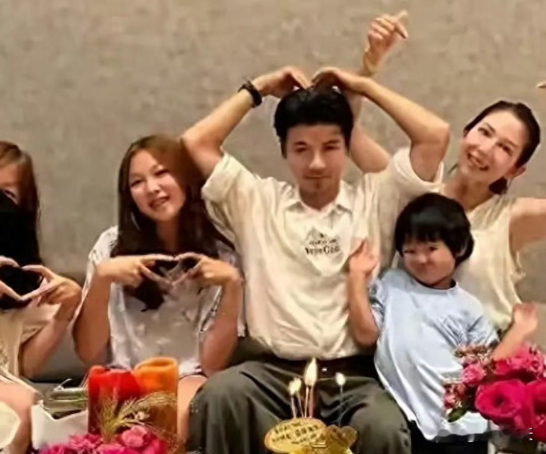 蔡少芬全家福照，两个女儿成了最大的亮点，已是亭亭玉立美丽动人​