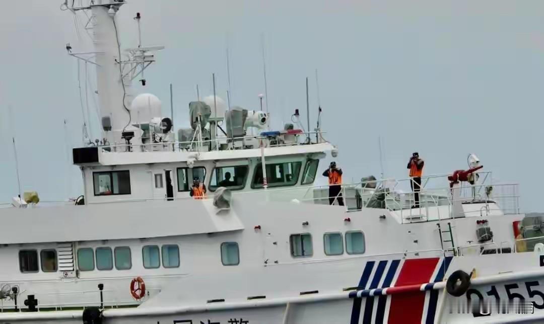 国庆放假，菲律宾偷摸闯黄岩岛，让中国海警给堵住咧10月7号中午，菲律宾派了好