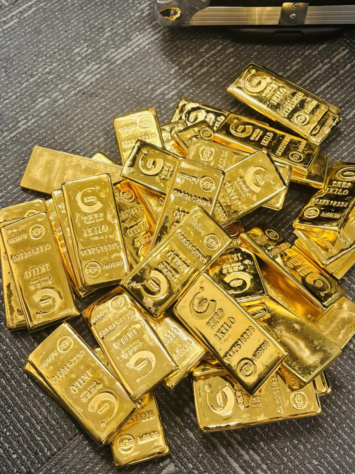 奉劝大家一句，不要被现在的金价骗了！如果你持有超过300克黄金，听我