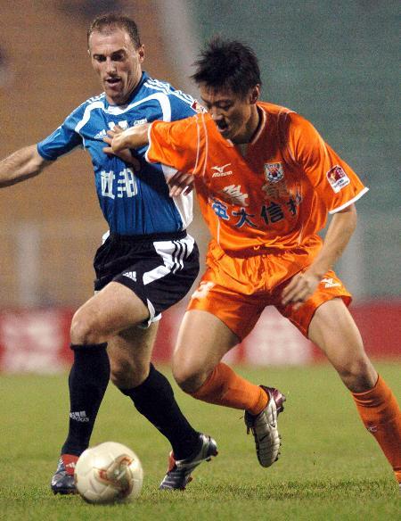 1999年甲A第14轮，山东鲁能泰山队主场迎战宿敌——青岛颐中海牛队，比赛进行得