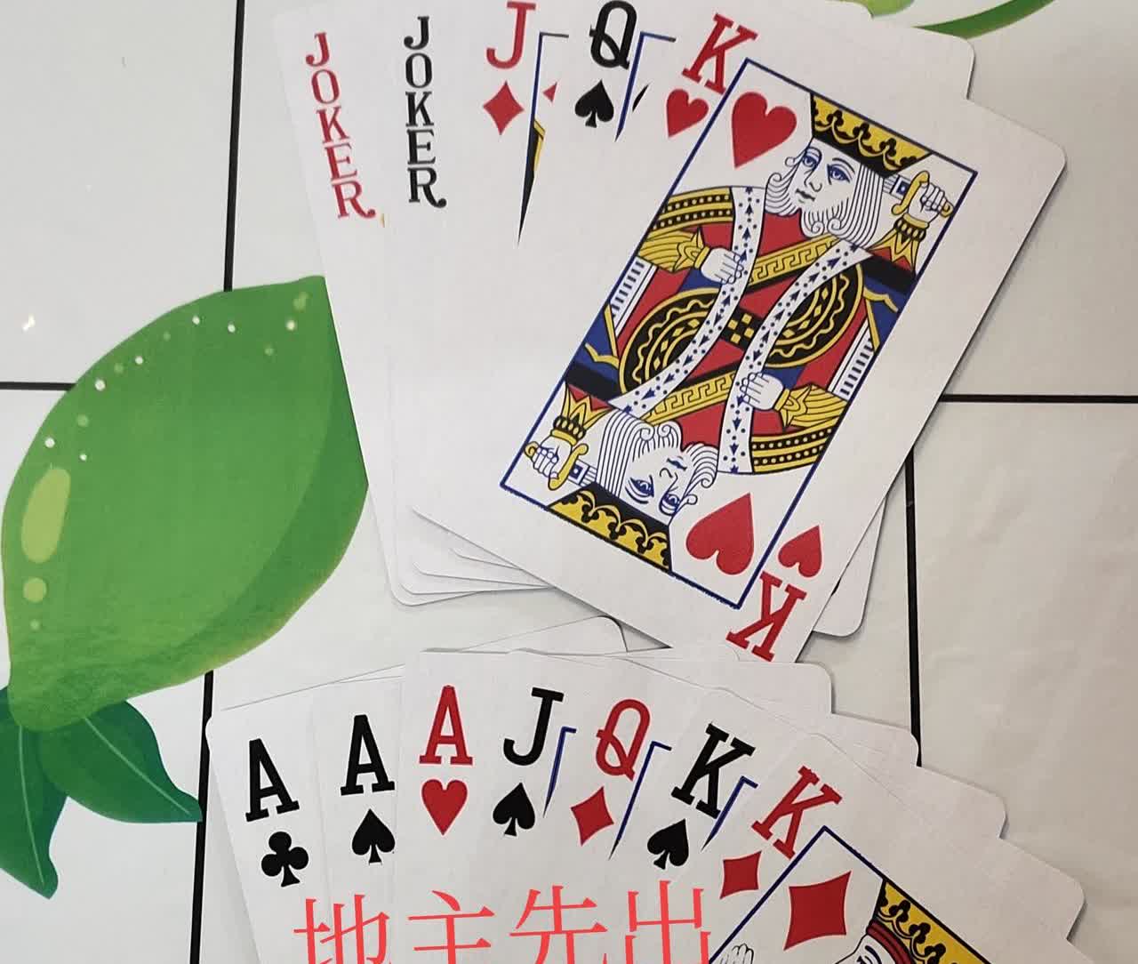 这把牌估计地主哭晕在厕所了，对方坐拥王炸，自己连杆枪都没有，这把还赢个锤子啊。