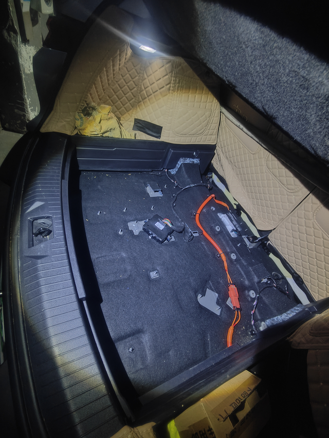 25宋可以改备胎耶今天无事拆了后备箱盒子，发现可以放下备胎，老款的充电机那些都