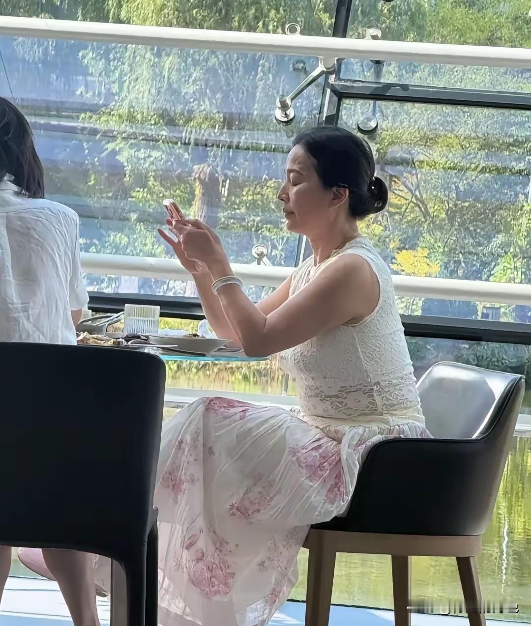 刘亦菲的妈妈好有气质。