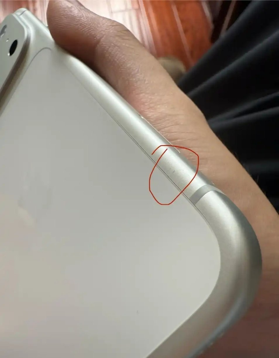 刚开箱的iPhone17Pro，带点这种小瑕疵，能接受不。​​​
