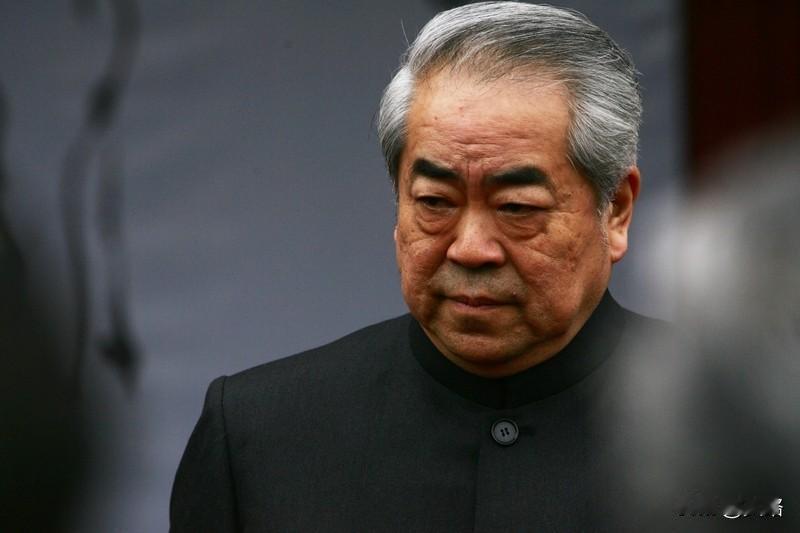 12月11日，87岁画家范曾宣布与37岁妻子喜获独子，这事儿瞬间引爆网络。网友都