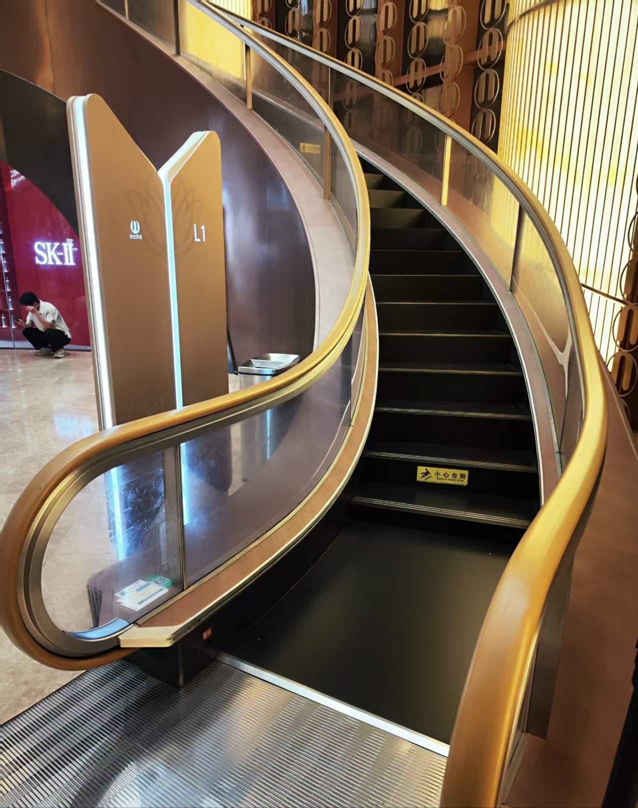 南京路步行街和西藏路交叉口，号称“中华第一街口”。新世界商厦一进门那部旋转扶梯，