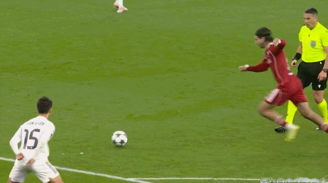 索博打门击中琼阿梅尼手部！！！VAR已介入利物浦vs皇马欧冠联赛​​​​