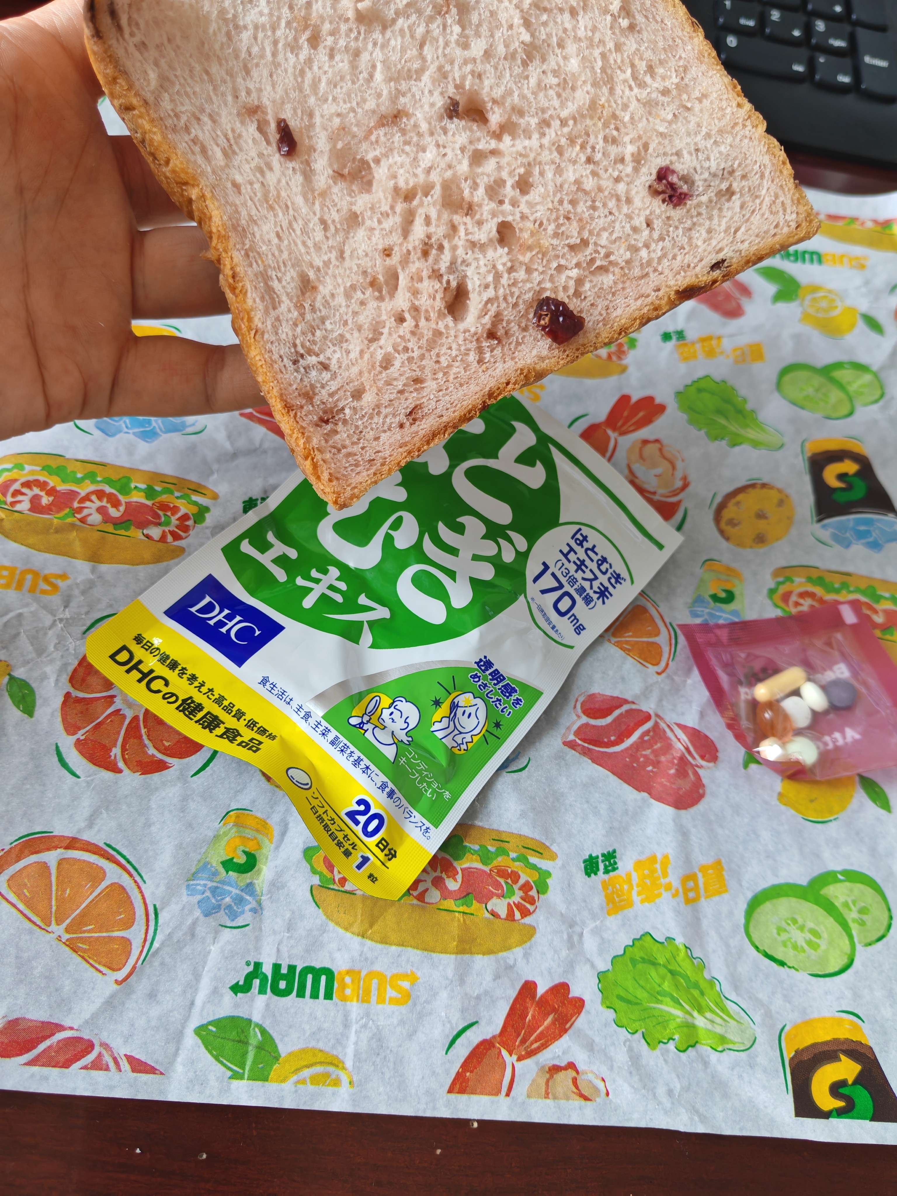早餐蔓越莓玫瑰吐司一片薏仁丸维生素
