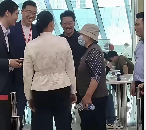 刘强东没给刘妈妈钱用？刘强东妈妈给儿子打工，衣食无忧的刘妈妈在京东食堂