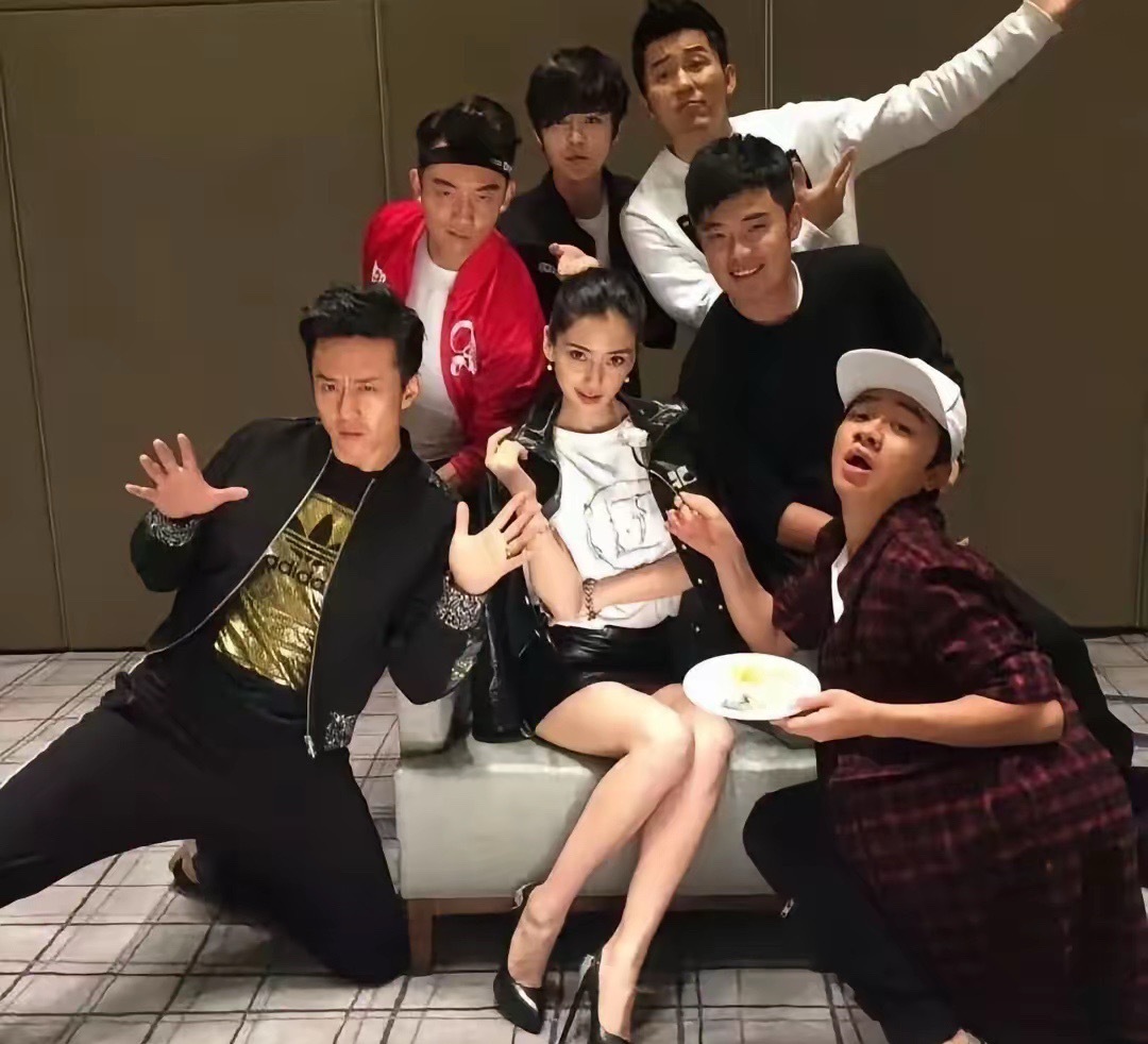 4月13日，李晨分享与杨颖郑恺陈赫合影！照片中四人重现了12年前跑男中的标志性站