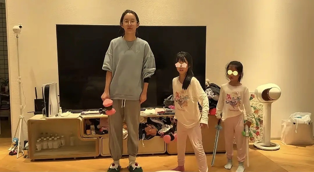 陈赫与妻女互动日常，41岁张子萱像大女儿，卧室好似客厅又大又乱！