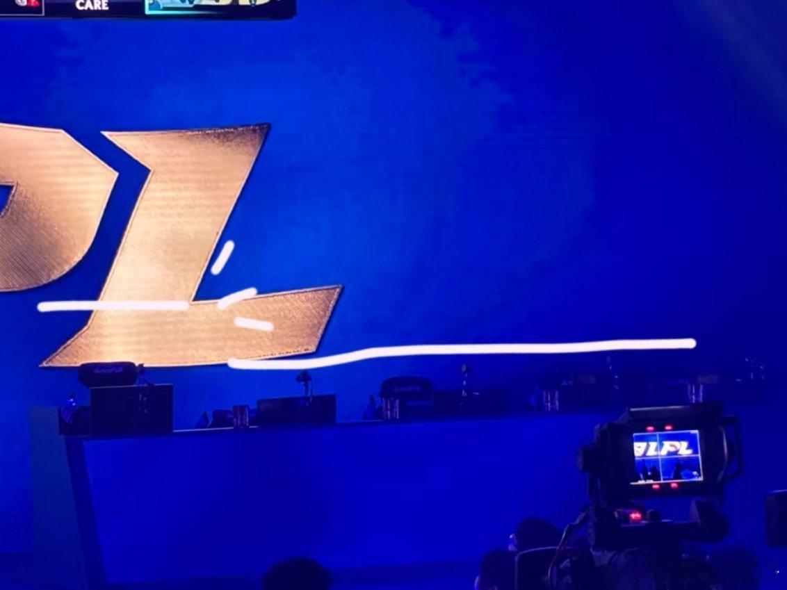 fengyue人高，显示器电竞椅也高一大截TES战胜WEJackeyLove飞