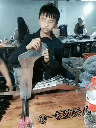 还是后面黄毛手速快