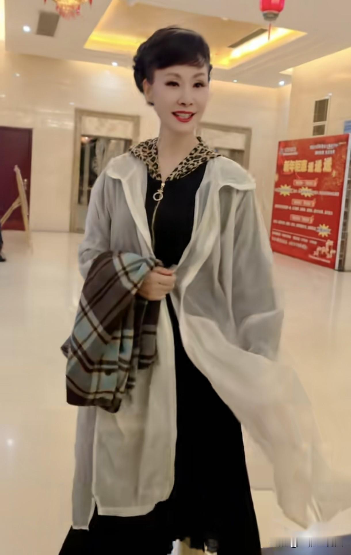 于文华花甲年，自在如风。[微风