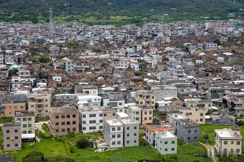 然而，现实中，这一法律规定常常让许多农村家庭感到困惑甚至无奈。我们都知道，宅基地