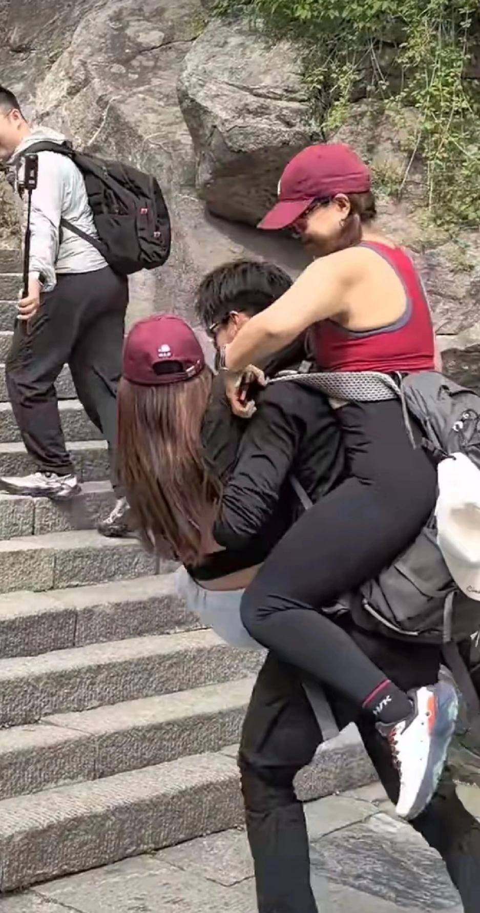 又让他背又让他抱，这个男人肯定受不了。