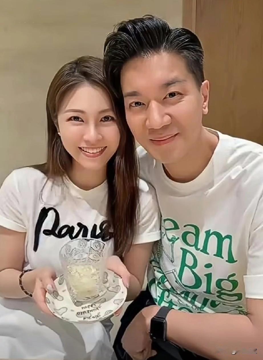 2014年，出身屋邨的黎诺懿迎娶身家丰厚的落选港姐李洁莹，被港媒冠上“五亿驸马”