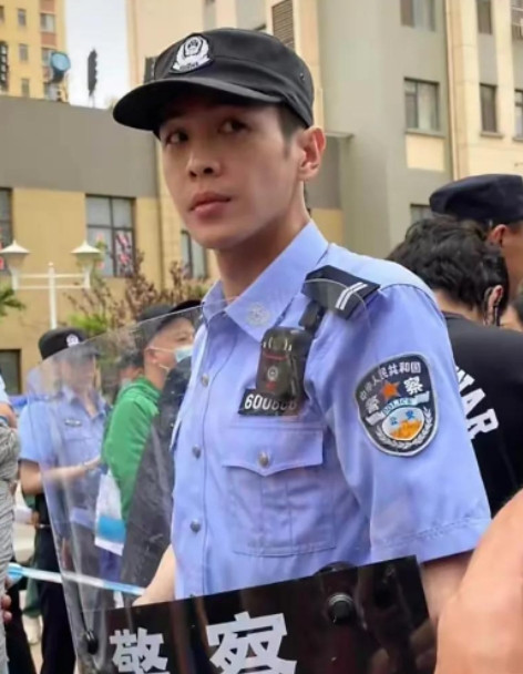 一次活动上，张若昀被问道：“对于你主演的《庆余年》超前点播要收费50元，你怎么看