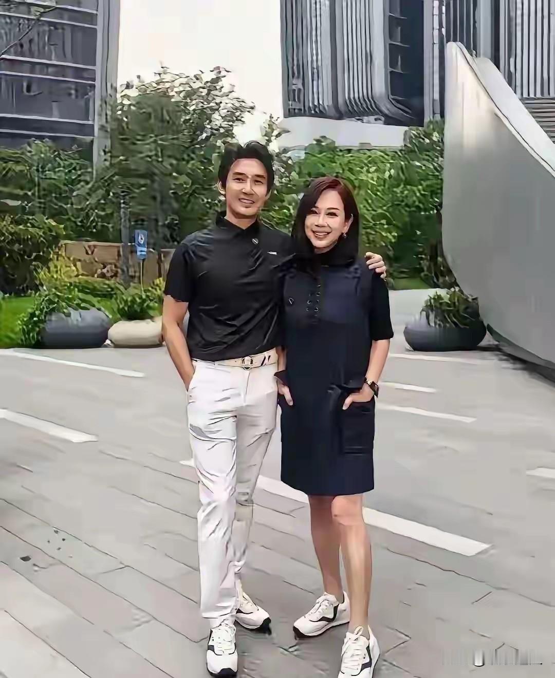 爹帅妈美，全是老天爷追着喂饭的脸！偏偏两口子铁了心不生，评论区吵翻了