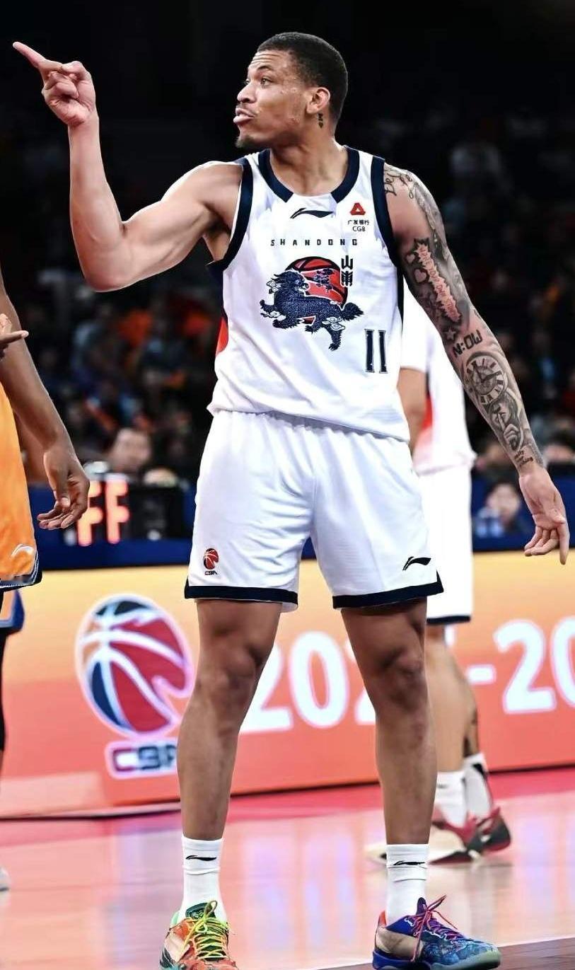 克里斯即将回归，最该裁掉谁？原本答案很清晰：琼斯，对抗差，打球软，颜值差让人