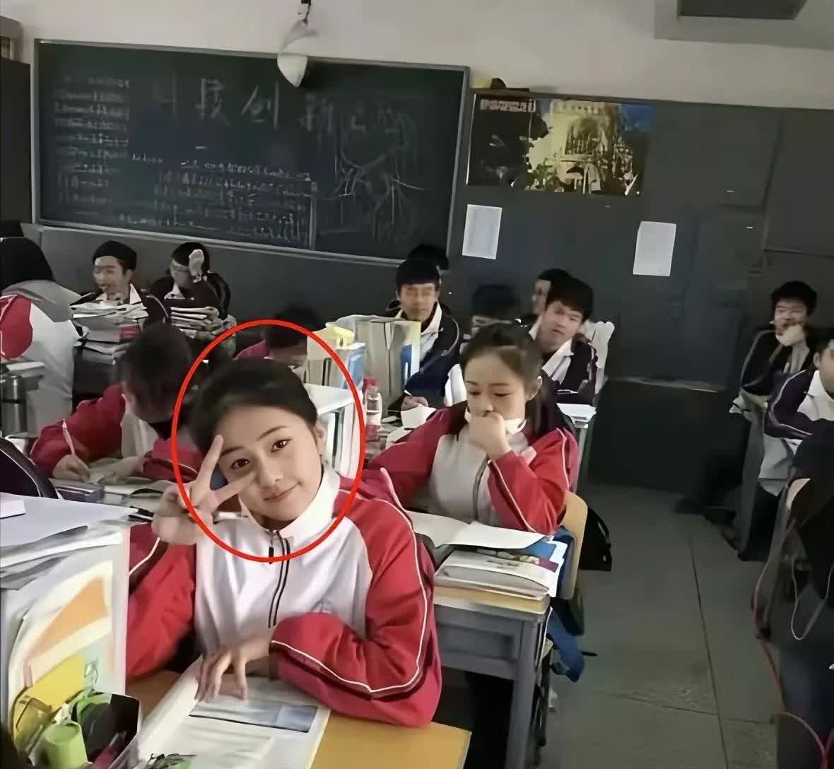 白鹿高中时的模样也太能打了吧！瞧那眉眼，那股子鲜活的嫩劲儿，跟现在几乎没差——仿