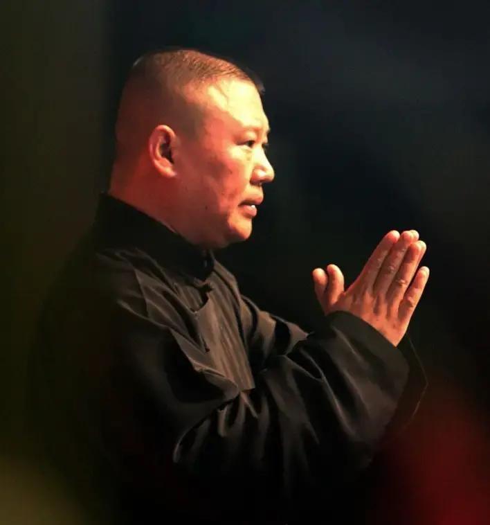 郭德纲笨？他才不笨。他在商演里把“微山湖换白宫”一摆，开口就是“西边的太阳快