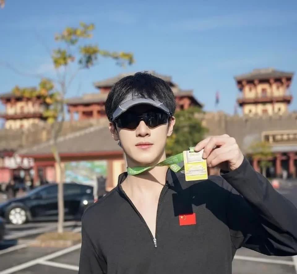 谁来为摄像老师发声啊！李昀锐十分钟跑丢4个摄像，这就是体育男大的实力嘛！