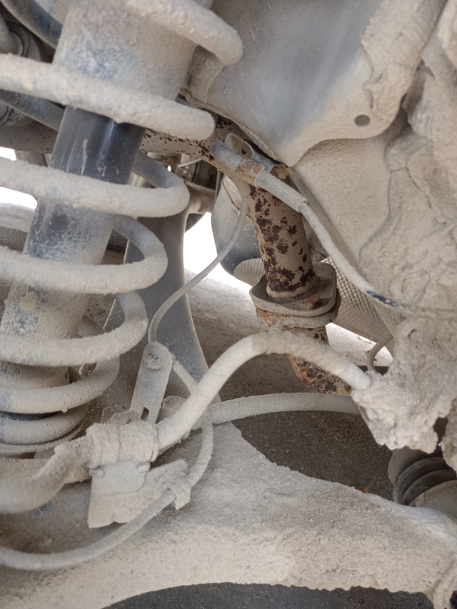 帝豪真的好差不到两年的吉利帝豪，今天补胎轮子一拆下来，看到排气管锈成这样，国产