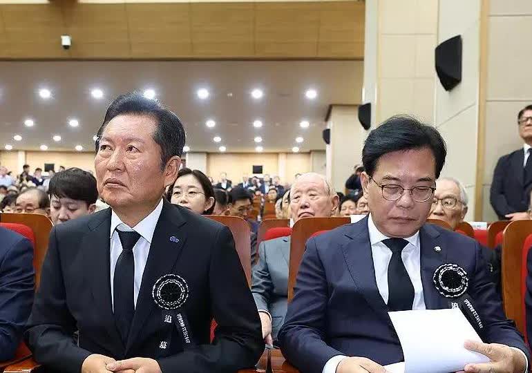 韩共同民主党态度强硬是李在明总统支持率暴跌的主要原因，从这点来看，共同民主党没有