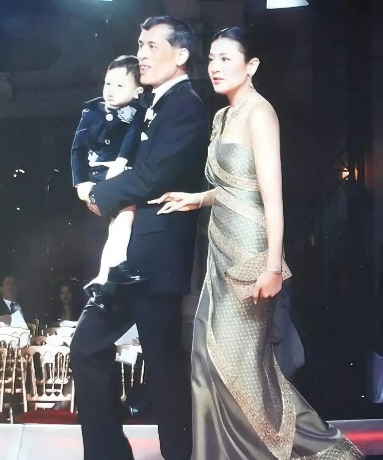 泰国王室就是一个舞台，西拉米是那个耀眼的主角。观众对泰王又爱又恨，爱他是因为他将