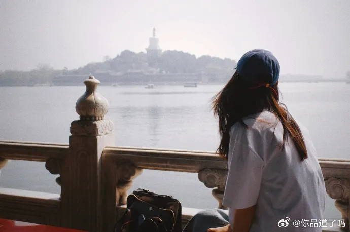 刘雯最新大片真的美出新高度，造型亮眼又减龄，整个人看起来元气又时髦。内搭精致蕾丝