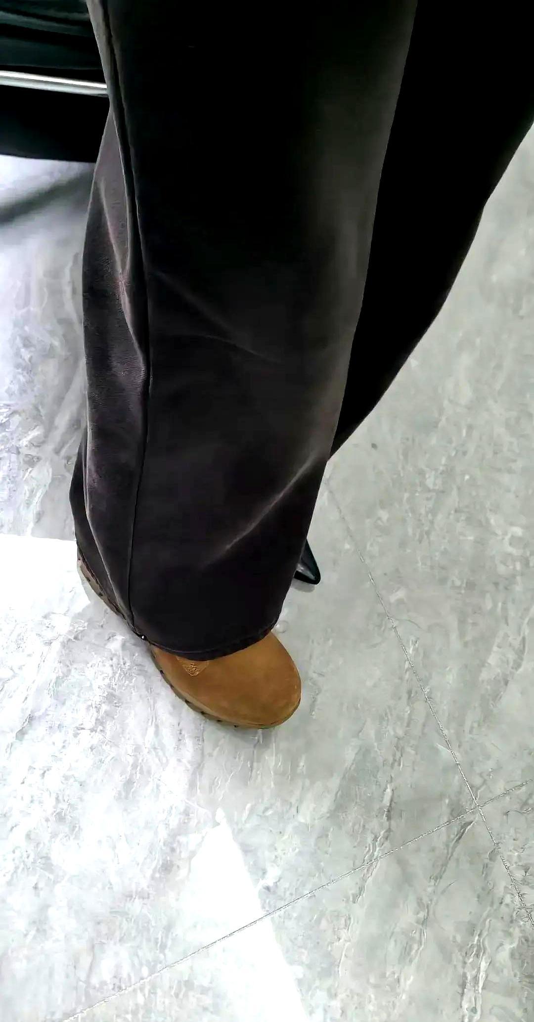 求你别再买马丁靴了！你是不是也觉得，有些鞋看着酷，走两步脚就废了？又重又硬