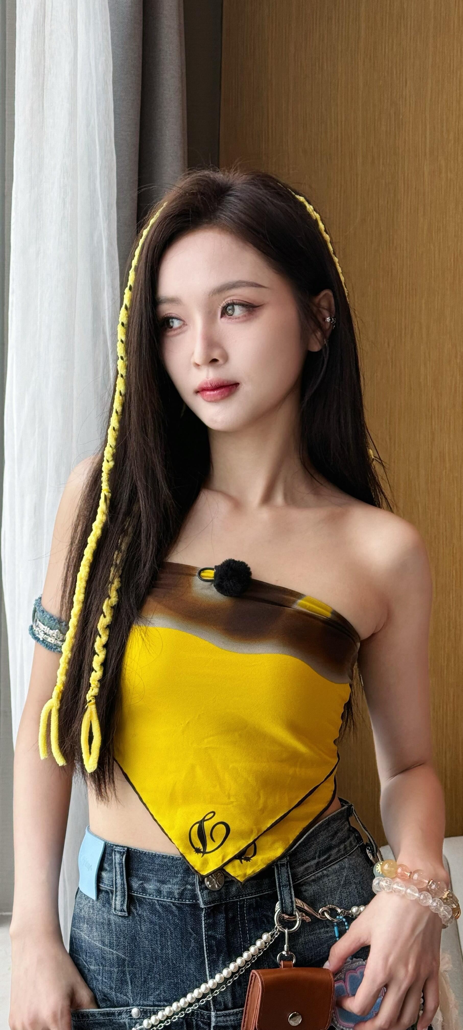 吴宣仪黄色丝巾竟然能当衣服穿，厉害👍