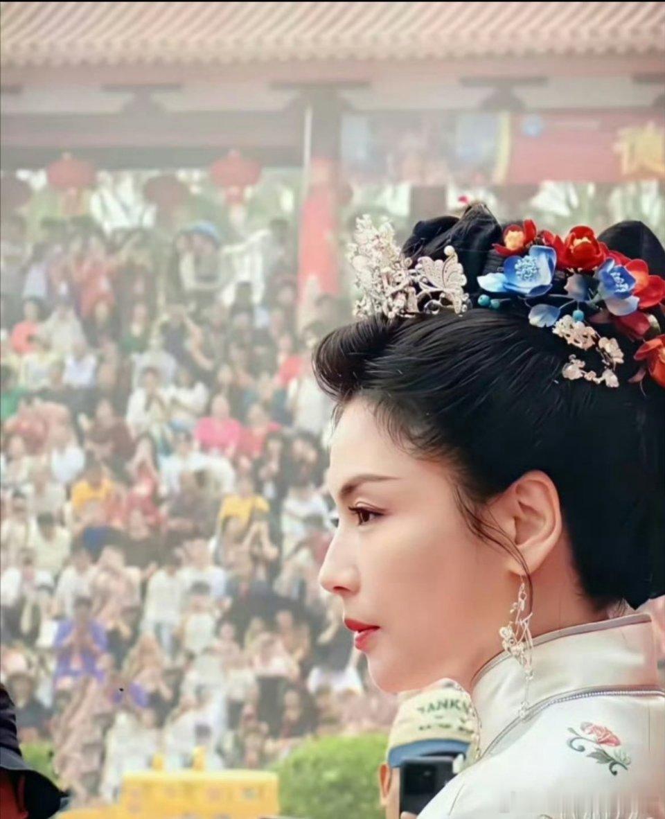 刘涛在接演妈祖前，剧组遵循传统前往湄洲妈祖祖庙进行“掷筊杯”占卜仪式，三次均获圣