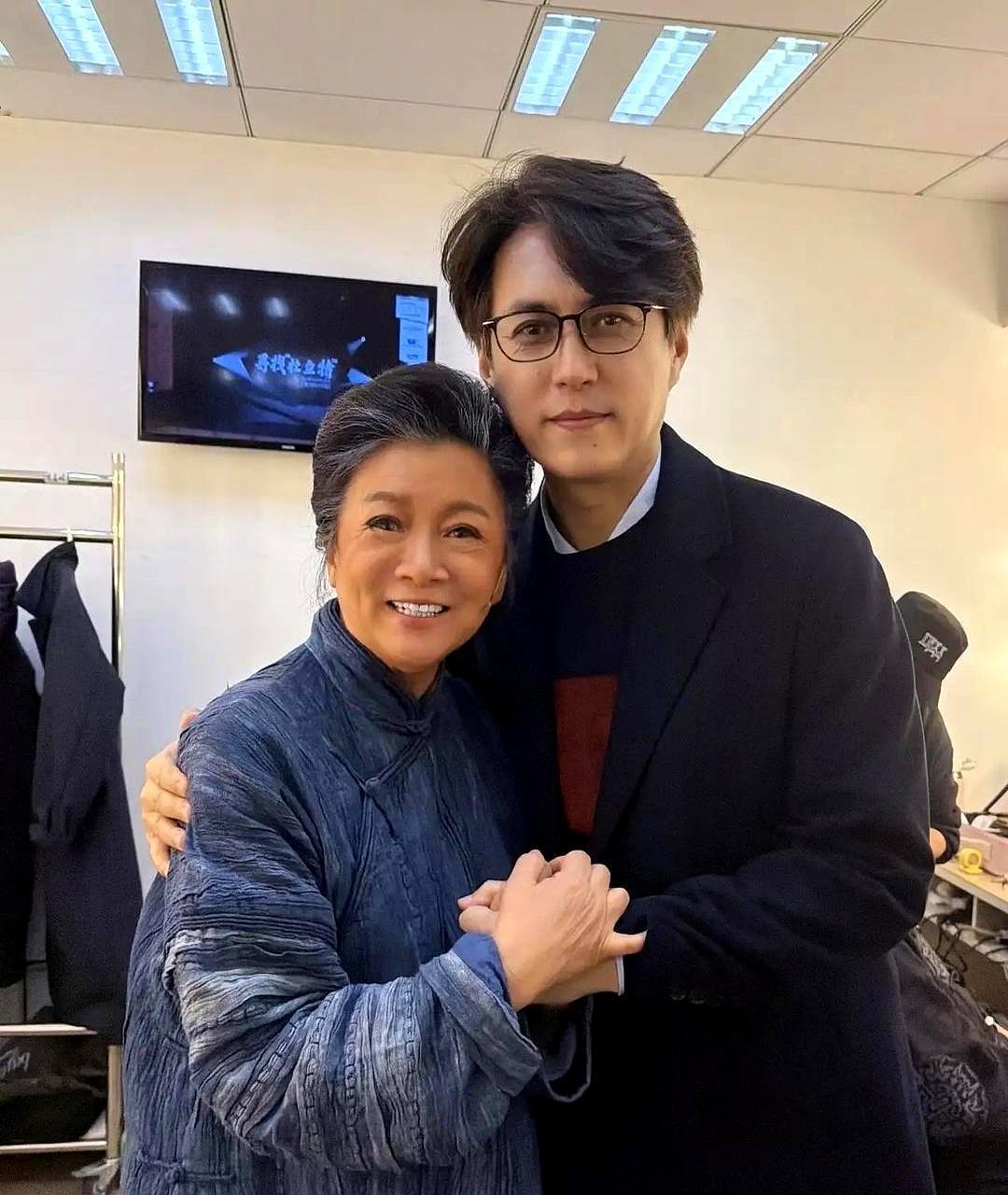 我的天，差点没认出来！当年心目中的女神，怎么一下就这么有“年代感”了？说实话，