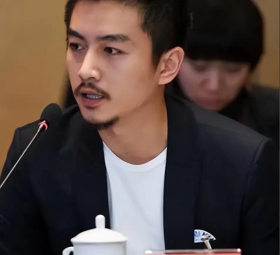 别再夸“演技炸裂”了，那可能是演员在求救。你看到的摔碎剧本、现场黑脸，不是耍大