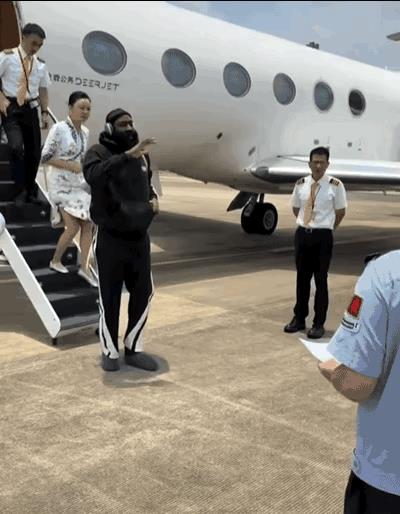 NBA巨星再临！哈登开启2024中国行背包挂件意外成焦点一架印有