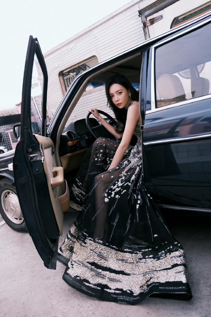 于文文：轻盈黑纱，斑驳点缀；复古亦未来，雅致跃然裙摆。