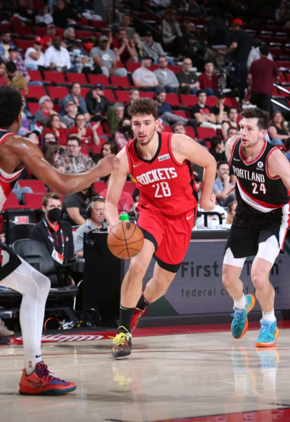 申京给谢泼德的挡拆说真的，一眼就认出来这个假挡拆了，上赛季给杰伦格林的挡拆和现