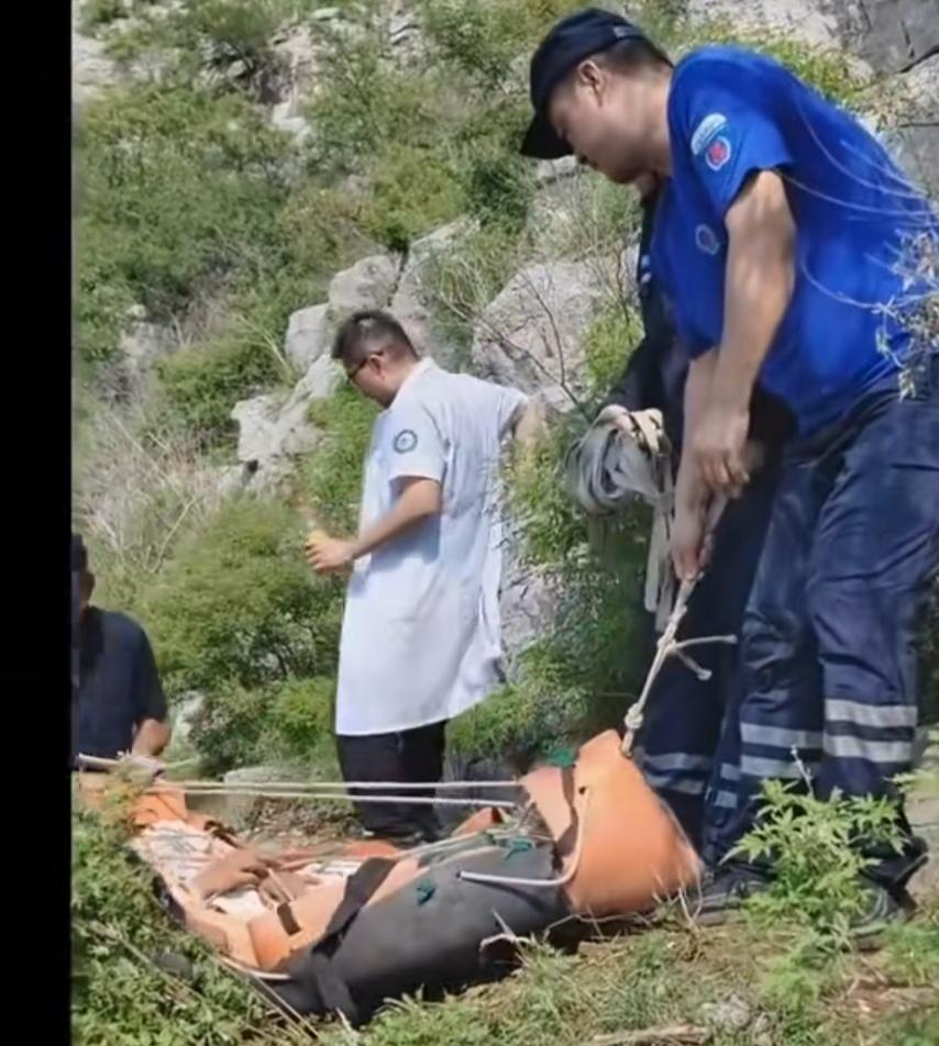 程梦园22岁，自己一个人走到了太行山，在那里考察地理，不幸坠落山崖，身亡。父