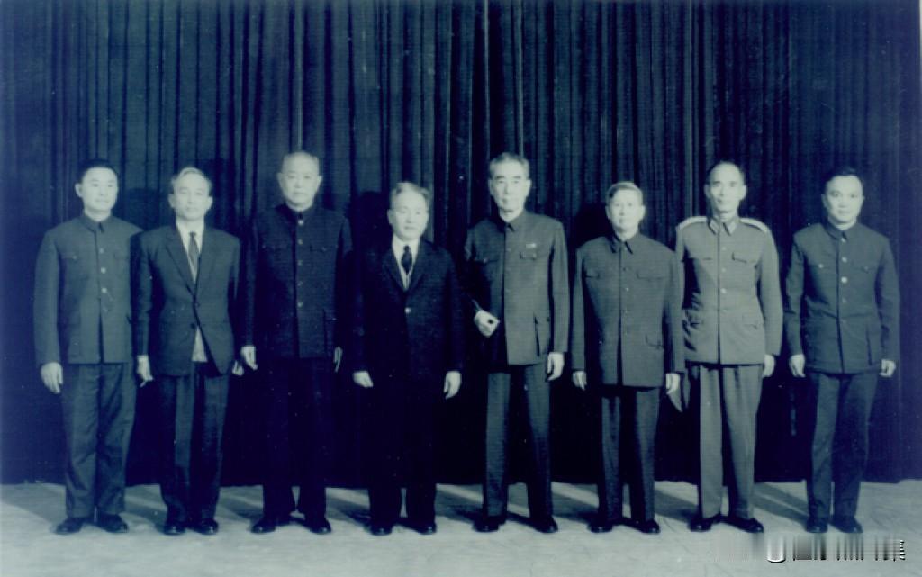 1974年10月27日，周恩来总理医院会见越南政府经济代表团。会谈的核心是讨论中