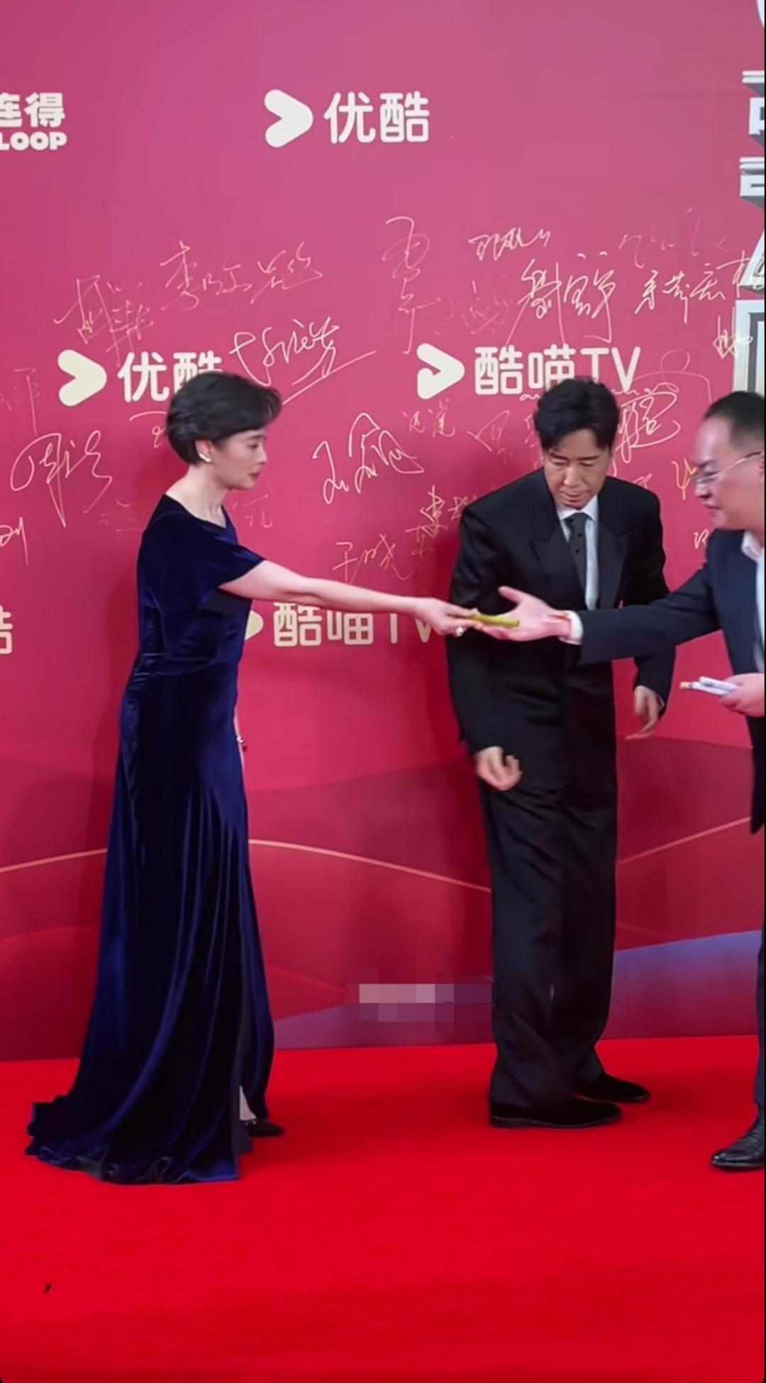 吴越秀外慧中，一颦一笑都透着骨子里的教养。于和伟面色凝重，感觉身体不适。吴越
