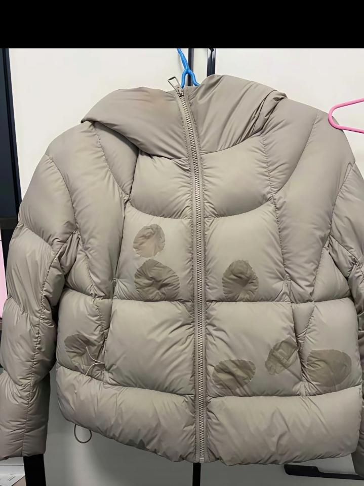 这羽绒服谁买谁踩雷！谁懂啊！花大价钱买的羽绒服，简直是个“祖宗”！洗手溅两