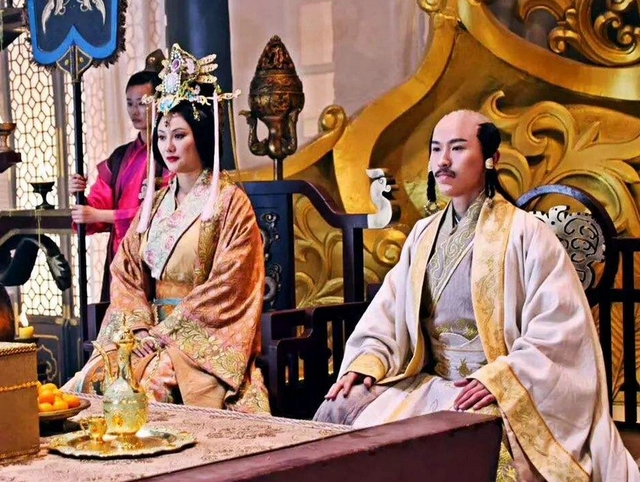 元丰年间，西夏10万大军包围了宋朝顺宁寨，胜败已定。妓女李氏自告奋勇，说她可以喝