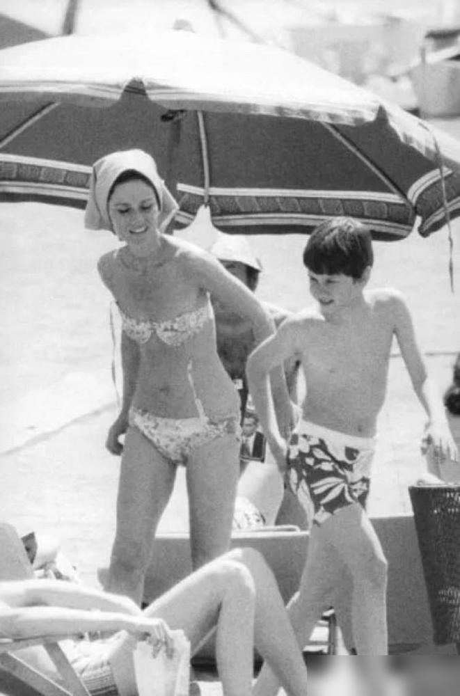 1969年的夏天，40岁的奧黛丽·赫本和9岁儿子肖恩·赫本·费雷尔在意大利奧斯提