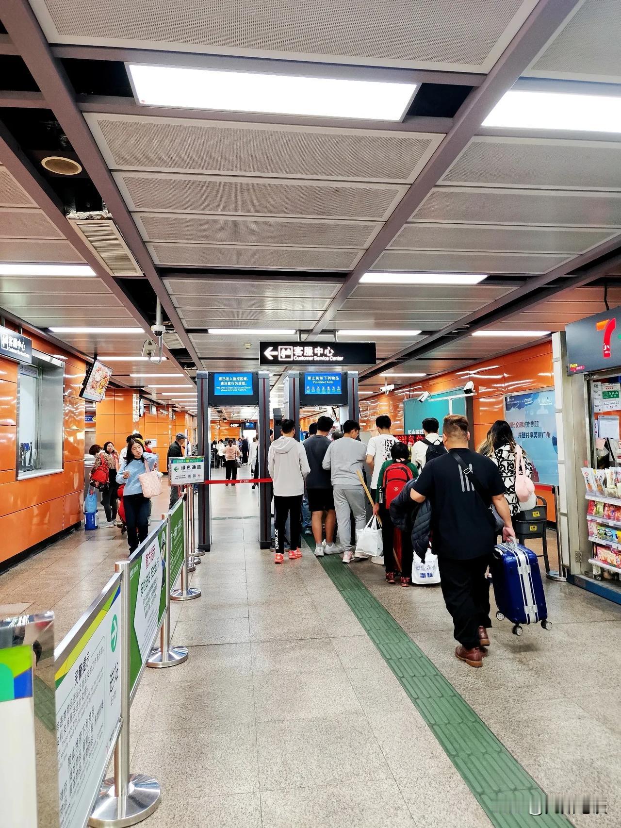 广州地铁28号线与地铁2号线在市二宫地铁站换乘，而2号线上从南泰路到公园前之间的