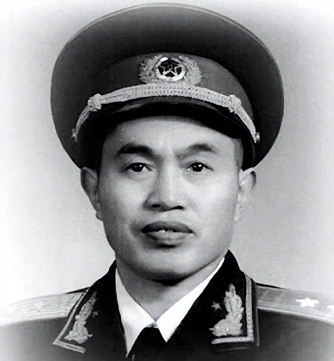 皮定均追悼会现场出现一名陌生老兵，他长跪不起来，这位身份特殊的人究竟是谁？1