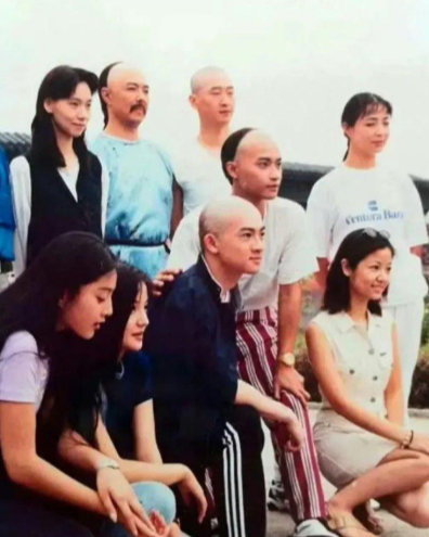 《还珠格格》开机照！不得不说，90年代的演员个个都是颜霸​​​