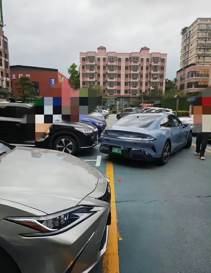 网友，这个车离车泊入失败，半小时都找不到人，把路都堵住了。只能安慰说，以后好像离